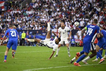 Nikon magazine -  photographing football 